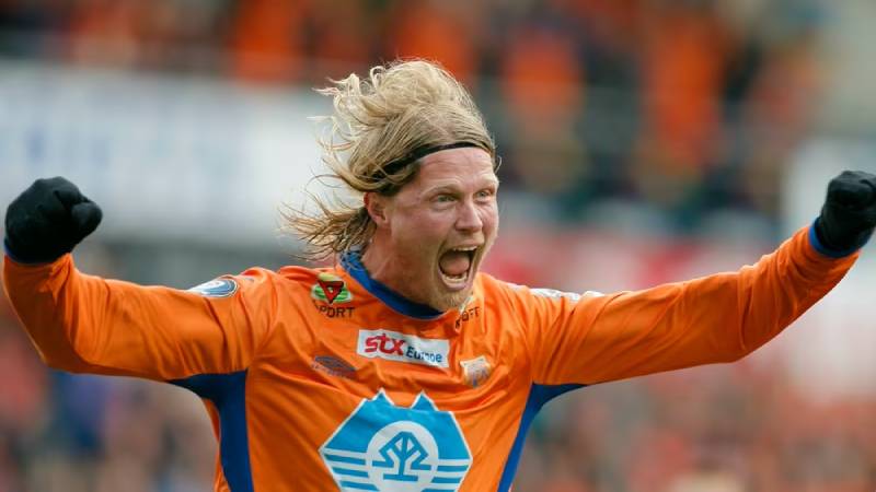 Tor Hogne Aarøy – 2m04: Trung phong Na Uy chuyên đánh đầu